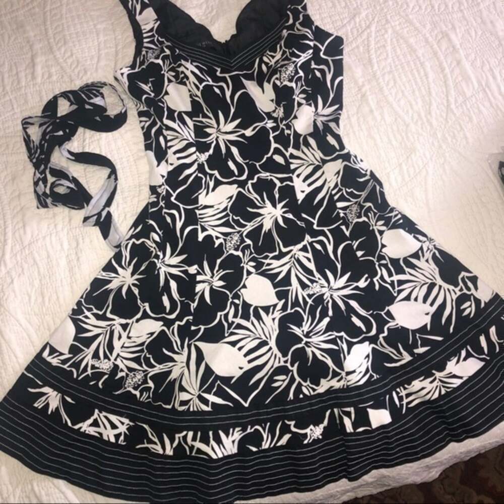 UEC NINE WEST BLACK & WHITE FLORAL A-LINE DRESS SZ 6